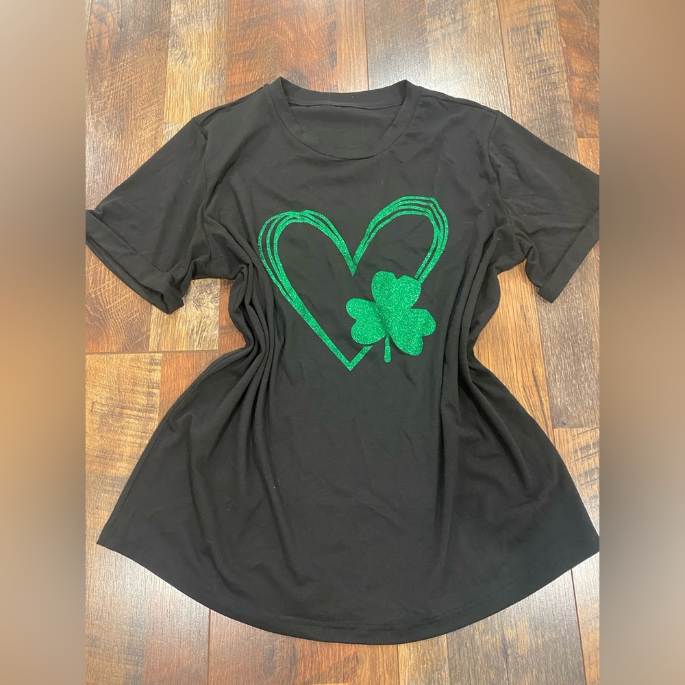 NWT black green glitter heart shamrock clover graphic tee